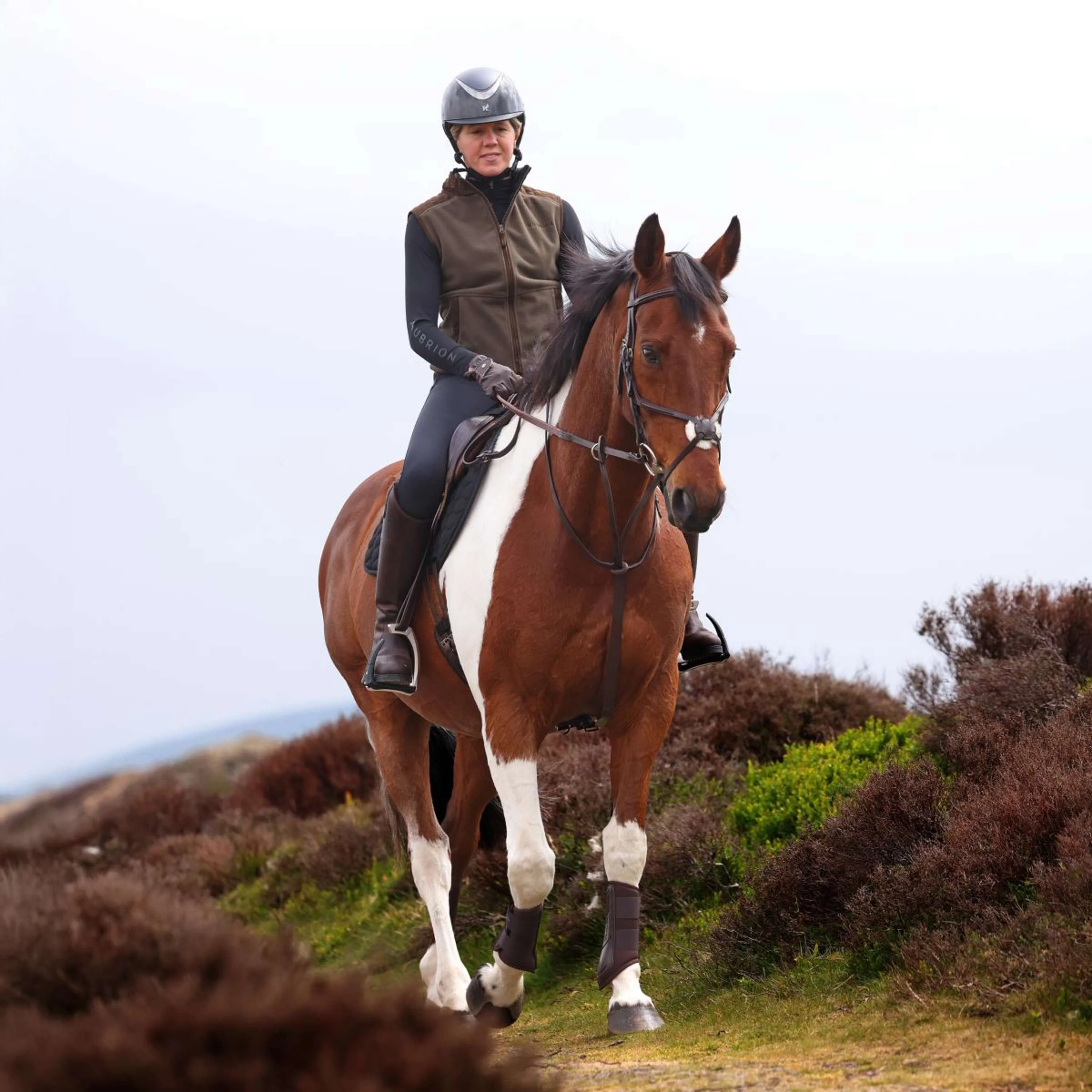 Aubrion by Shires Gilet Heritage Fleece Oliva scura - Image 15