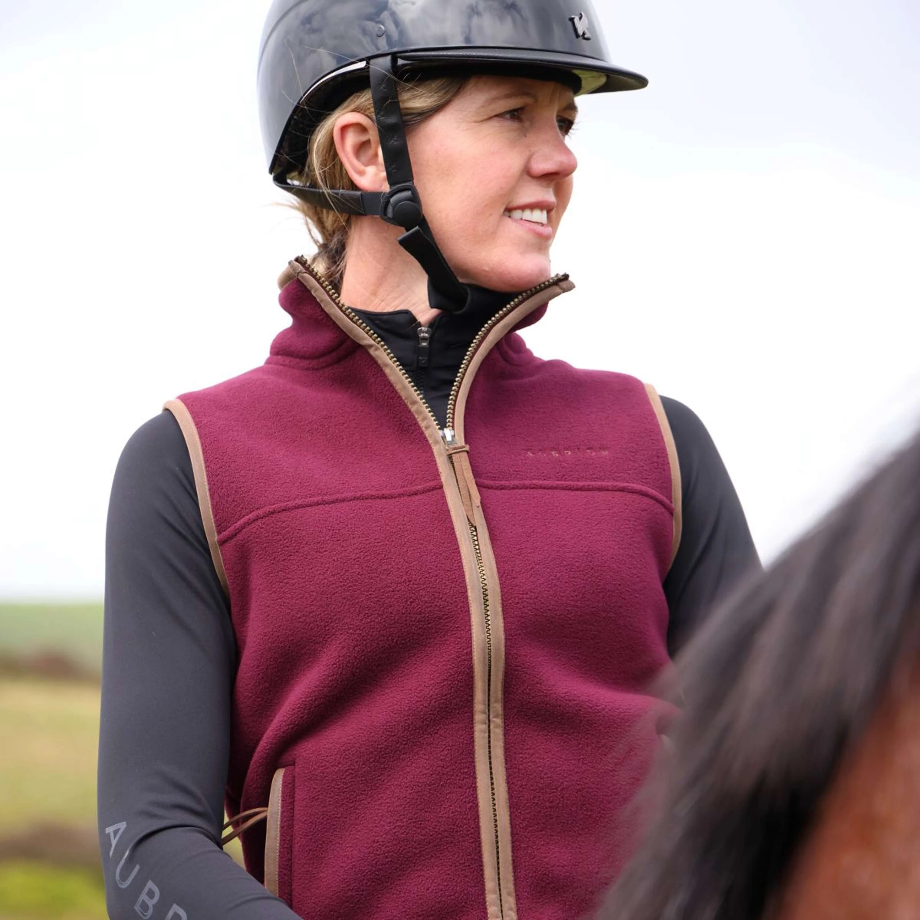 Aubrion by Shires Gilet Original Fleece Maroon - Image 12