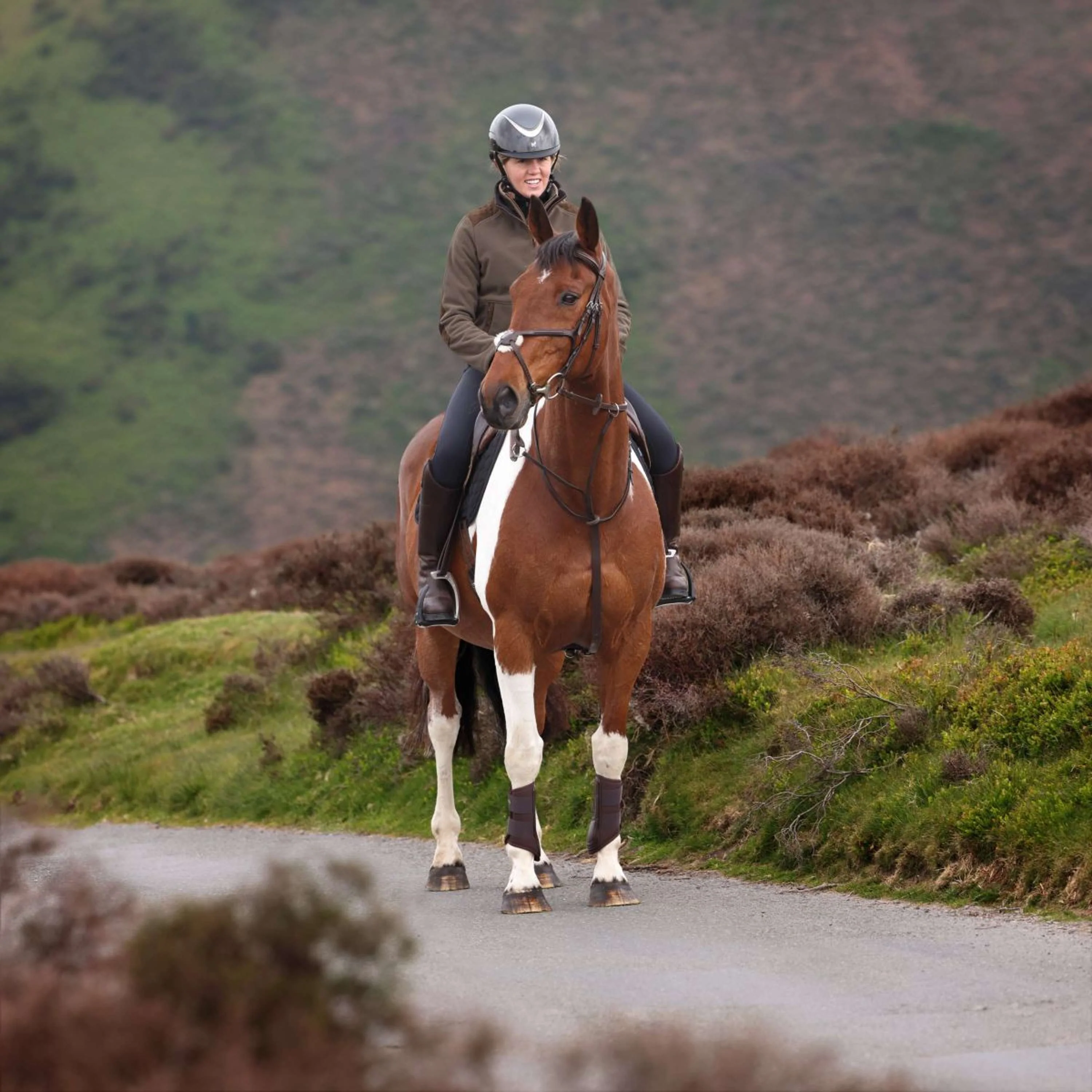 Aubrion by Shires Maglione Heritage Fleece Oliva scura - Image 48