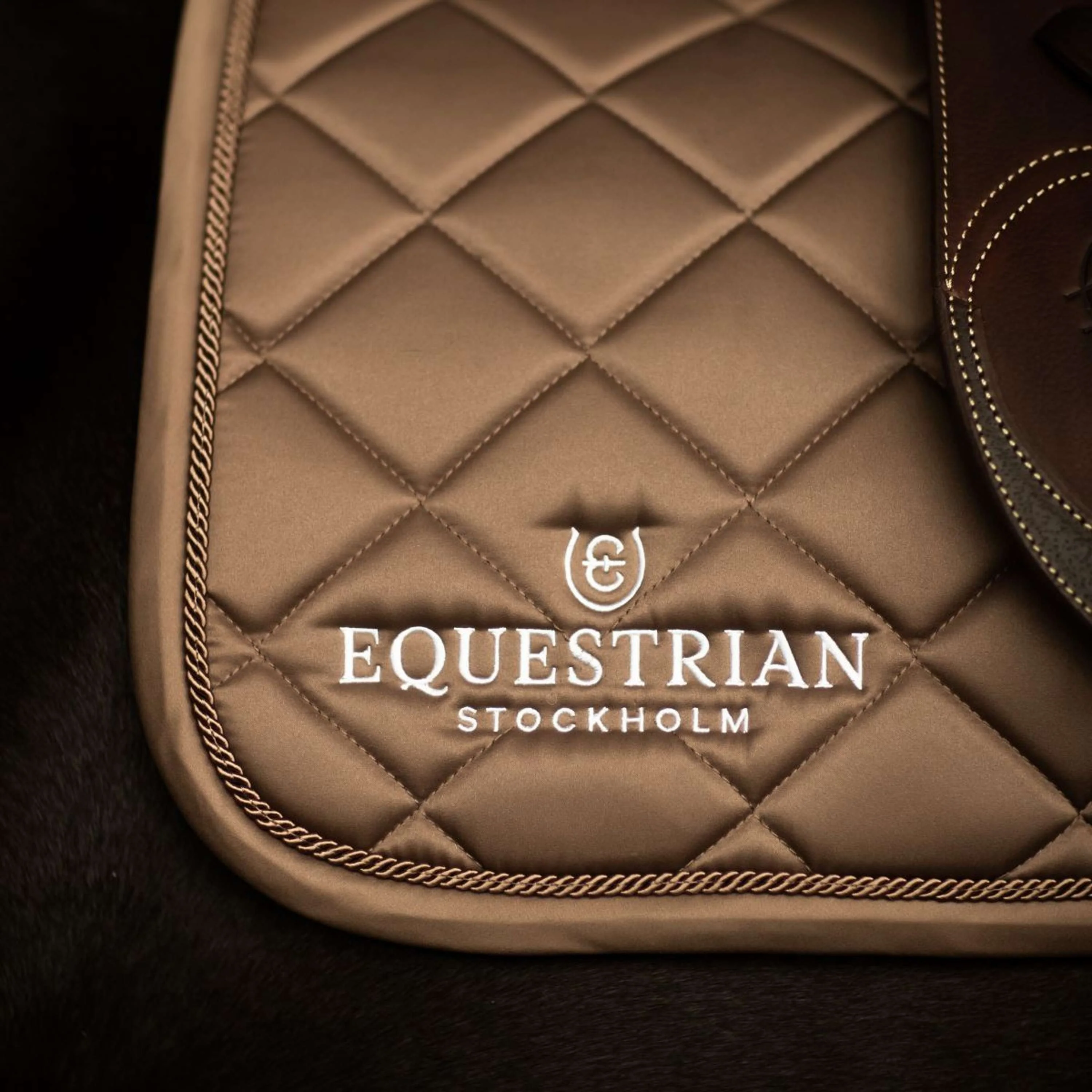 Equestrian Stockholm Sottosella Line saltando Champagne - Image 3