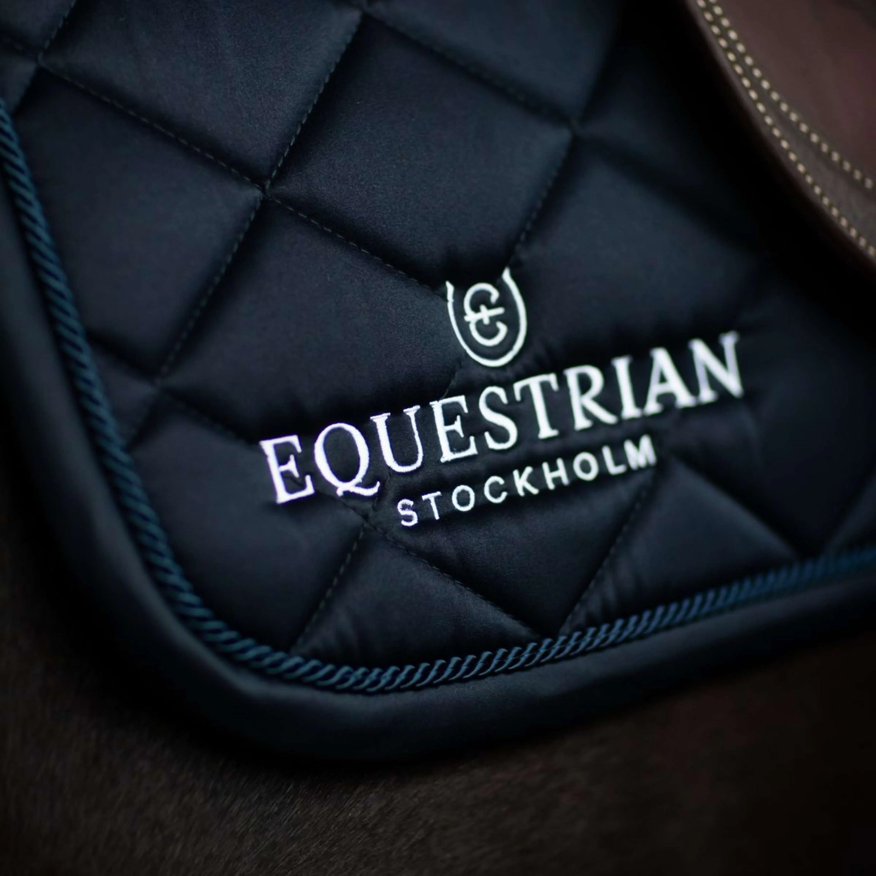 Equestrian Stockholm Sottosella Line saltando Navy - Image 6