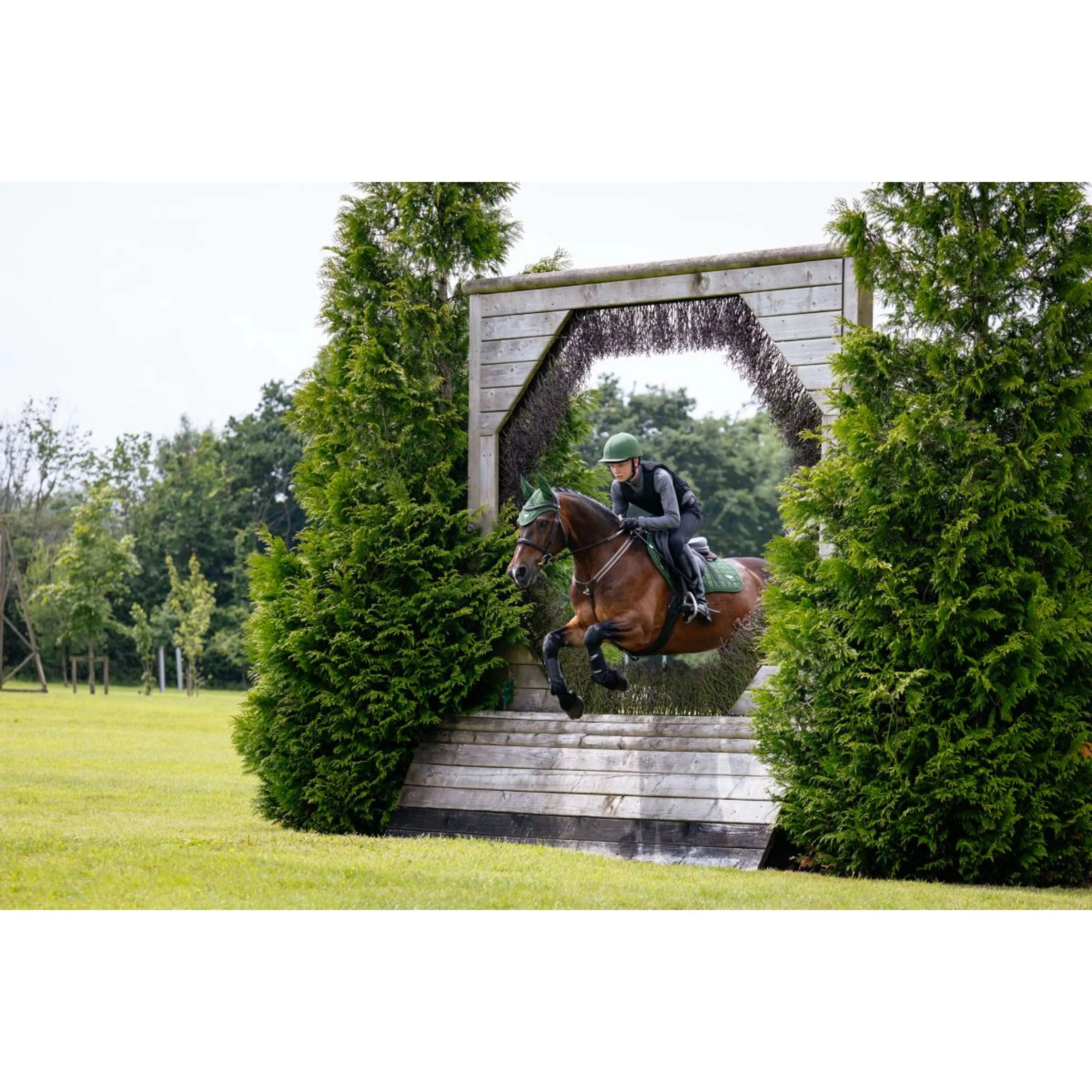 LeMieux Sottosella Loire Classic Square Close Contact Hunter Green - Image 2